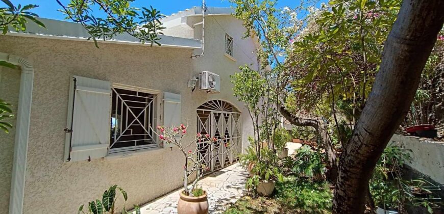 Superbe villa avec piscine à vendre offrant une vue imprenable sur l’océan à Saint Gilles Les Bains