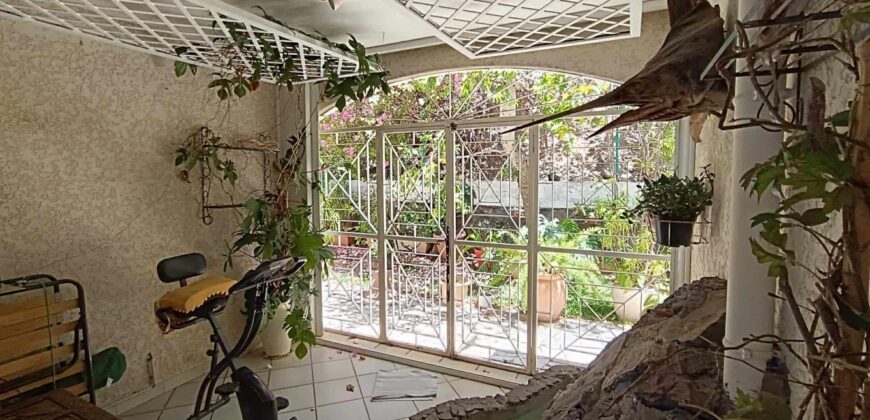 Superbe villa avec piscine à vendre offrant une vue imprenable sur l’océan à Saint Gilles Les Bains