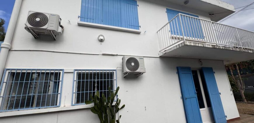 Maison individuelle F3 à louer avec terrasse et cour à Saint-Denis – Petite-Île