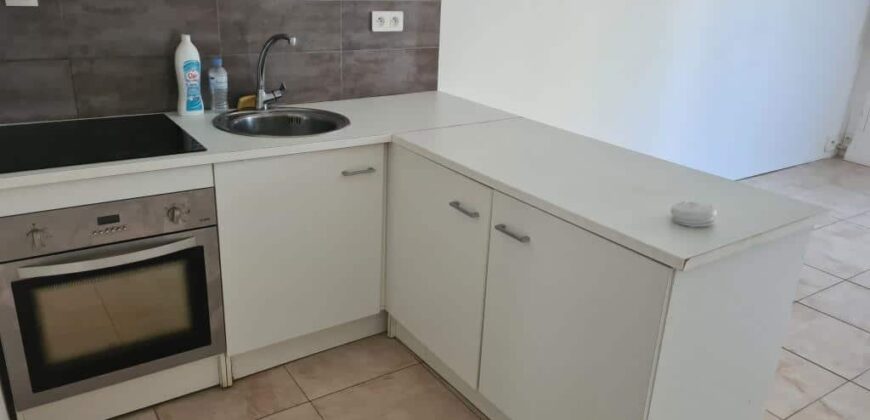 A louer un appartement T3 d’environ 60 m2 situé dans un secteur calme au Tampon 12ème