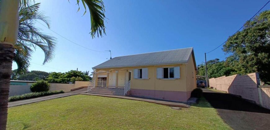 Location d’une charmante villa F4 avec piscine, proche des écoles, Chemin du Cap à Sainte-Anne.