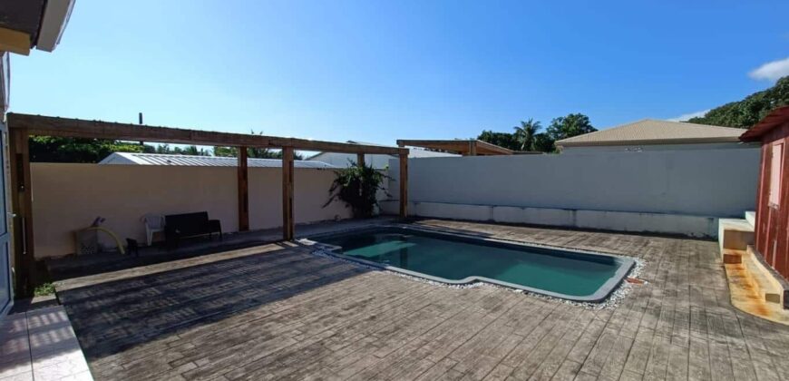 Location d’une charmante villa F4 avec piscine, proche des écoles, Chemin du Cap à Sainte-Anne.