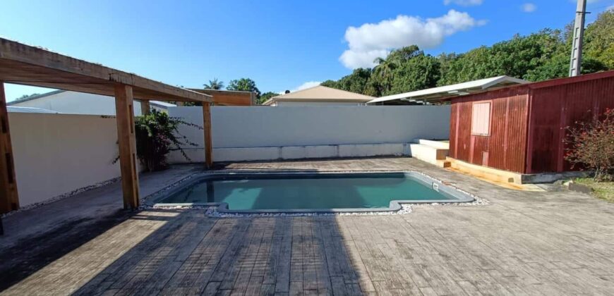 Location d’une charmante villa F4 avec piscine, proche des écoles, Chemin du Cap à Sainte-Anne.