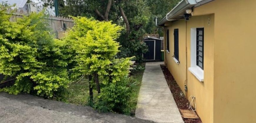 A louer une charmante petite villa T4 meublée avec piscine située à Saint Pierre