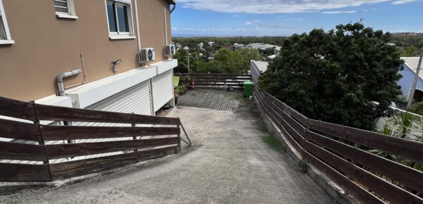 À vendre une grande maison F5+ récente avec vue imprenable, située dans un quartier calme à Étang Salé