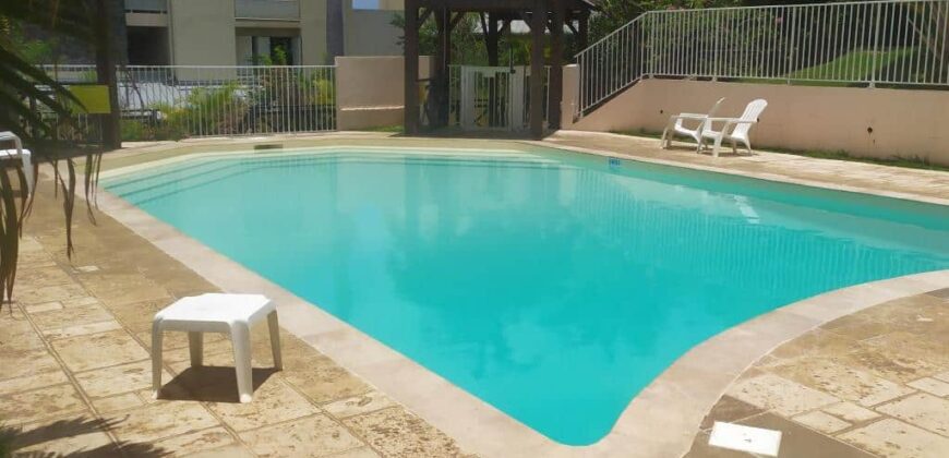 A louer un appartement F3 de 77,40 m² dans une résidence sécurisée avec piscine à Montroquefeuil.