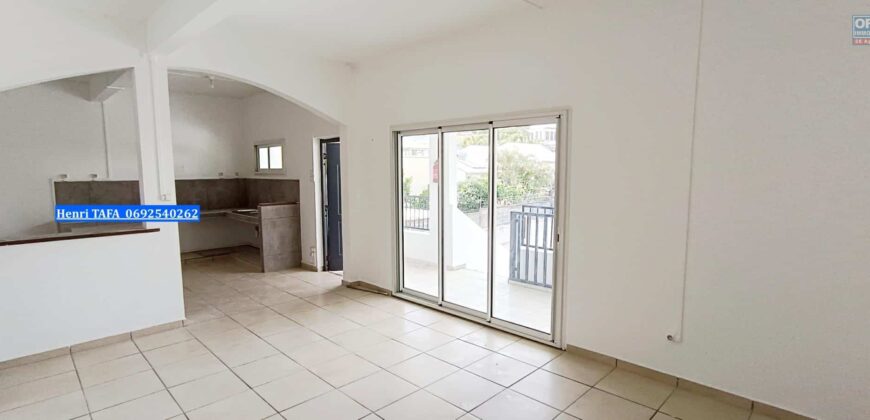 A louer appartement de 69 m² avec terrasse, situé en plein centre-ville de Saint-Joseph.