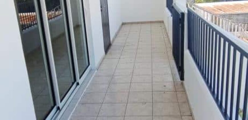 A louer appartement de 69 m² avec terrasse, situé en plein centre-ville de Saint-Joseph.