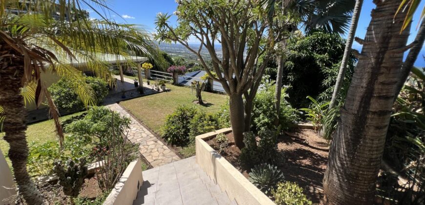 A vendre : Charmante villa F3+ de 82 m² sur un vaste terrain de 1003 m² avec vue imprenable sur la mer et les montagnes à Étang-Salé