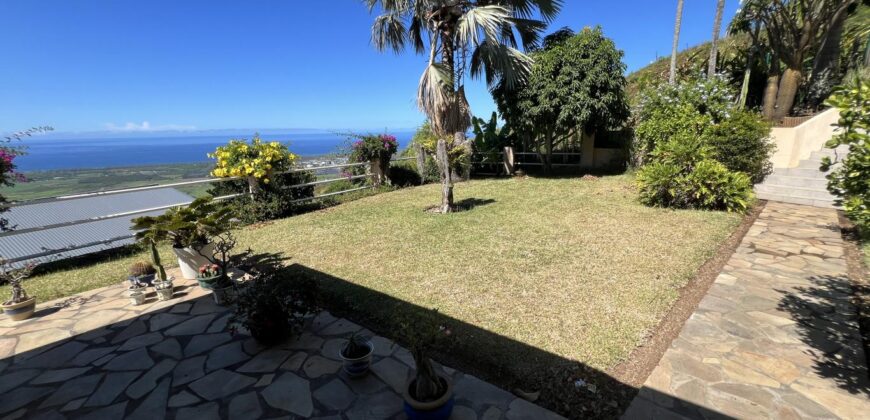 A vendre : Charmante villa F3+ de 82 m² sur un vaste terrain de 1003 m² avec vue imprenable sur la mer et les montagnes à Étang-Salé