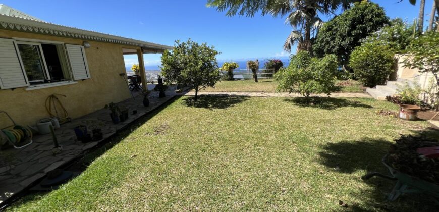 A vendre : Charmante villa F3+ de 82 m² sur un vaste terrain de 1003 m² avec vue imprenable sur la mer et les montagnes à Étang-Salé