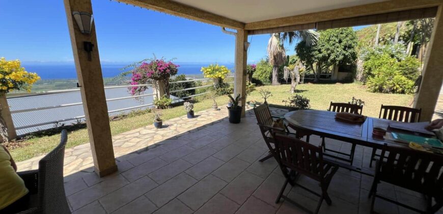 A vendre : Charmante villa F3+ de 82 m² sur un vaste terrain de 1003 m² avec vue imprenable sur la mer et les montagnes à Étang-Salé