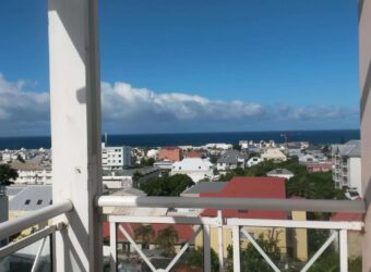 En location un appartement de type F4 situé dans une résidence sécurisée au centre-ville de Saint Pierre