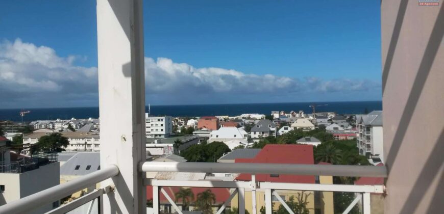 En location un appartement de type F4 situé dans une résidence sécurisée au centre-ville de Saint Pierre