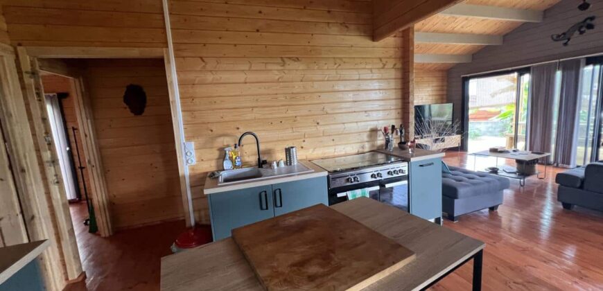 À vendre : Charmante maison bois F3 de plain-pied avec vue sur l’océan, dans un cadre idyllique à Saint-Louis