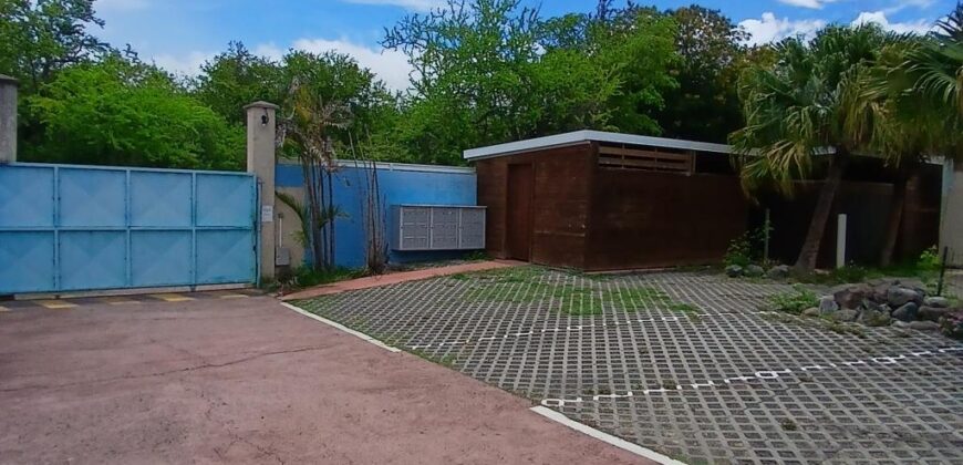 A louer : appartement duplex, proche de la plage et des commerces à La Saline-les-Bains.