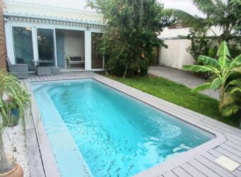 Vente d’une agréable maison à étage de type F4 avec piscine, sur un grand terrain de 375m² à Le Port.