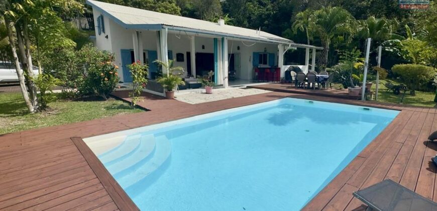 A vendre une maison familiale de 180 m2 avec piscine située dans un cadre verdoyant à Saint Louis