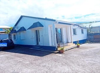 A louer maison F4 de plain-pied avec garage située dans le secteur calme de Vincendo